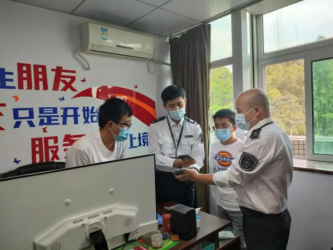 深圳一藥店非法銷售無證新冠抗原檢測(cè)試劑盒被查.jpg